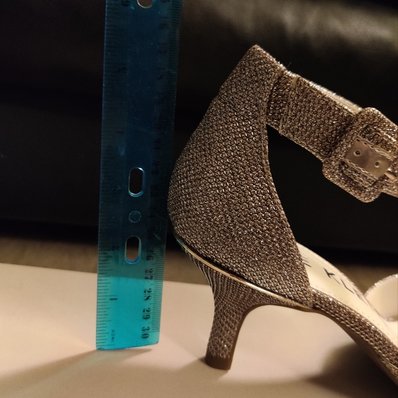 New Anne Klein Platinum Glittery Heels - Picture 11 of 14